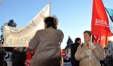 CHI TAGLIA LA SANITA' AVVELENA ANCHE TE.          DIGLI DI SMETTERE