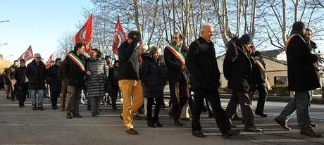 CHI TAGLIA LA SANITA' AVVELENA ANCHE TE.          DIGLI DI SMETTERE