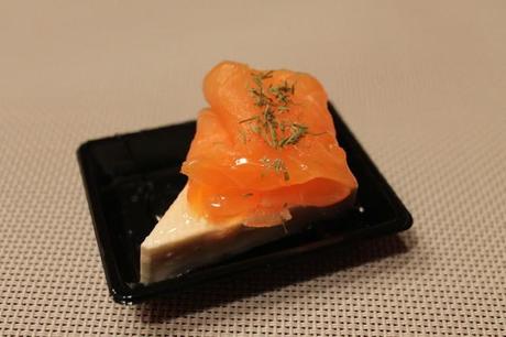 Cubetti di formaggio e salmone affumicato