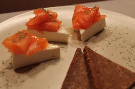 Cubetti di formaggio e salmone affumicato