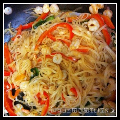 NOODLES CON VERDURE E GAMBERETTI