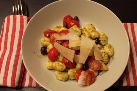 Gnocchi al pesto con pomodorini e olive taggiasche