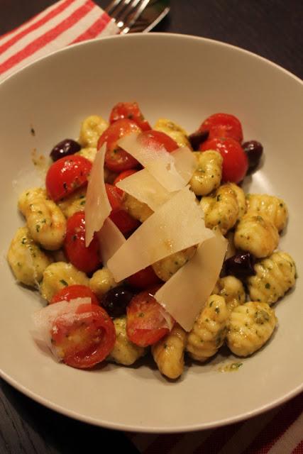 Gnocchi al pesto con pomodorini e olive taggiasche