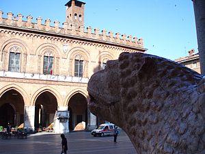 English: Cremona — lion sculpture at entrance ...