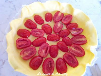 Torta salata pomodorini e olive verdi e nere