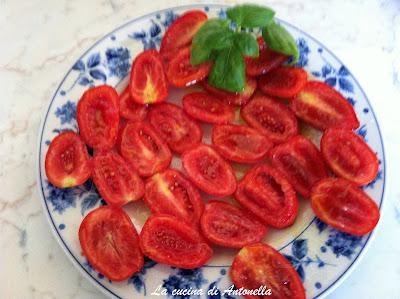 Torta salata pomodorini e olive verdi e nere