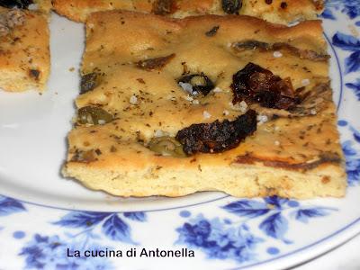 foccaccia salata olive acciughe e capperi