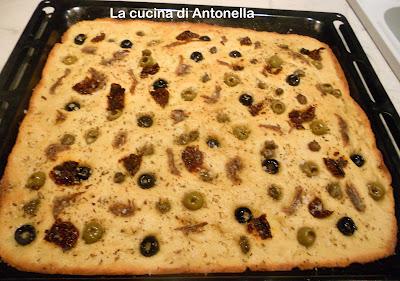 foccaccia salata olive acciughe e capperi