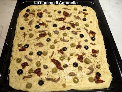 foccaccia salata olive acciughe e capperi