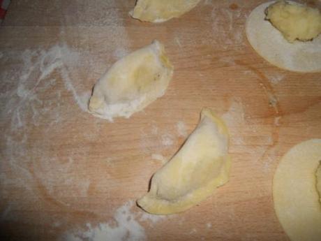 Ravioli di grano kamut, patate e funghi alle cicale di mare