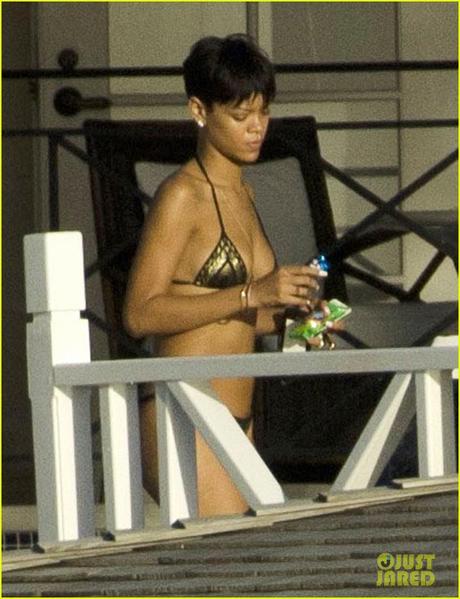 In attesa della profezia Maya, Rihanna si mostra in bikini alle Barbados