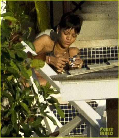 In attesa della profezia Maya, Rihanna si mostra in bikini alle Barbados
