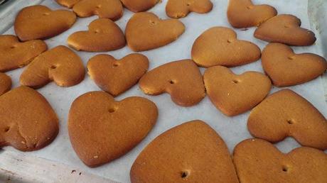 BISCOTTI COLORATI DA APPENDERE ALL'ALBERO DI NATALE