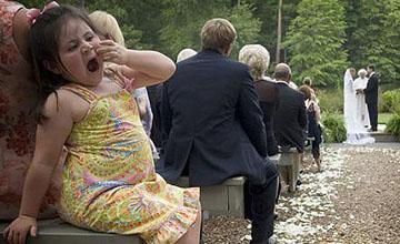 Bambini stanchi al matrimonio. Visto su funnyweddingmedia.com