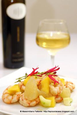 Insalata di gamberi al Gewürztraminer con pomelo, mango, cetrioli e salvia ananas