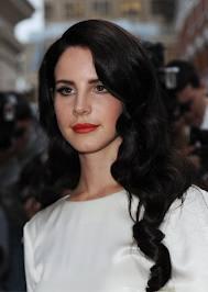 TAGLI CAPELLI E ACCONCIATURE DI LANA DEL REY: LA DONNA PROVENIENTE DA UN' ALTRA EPOCA ! WE LOVE HER