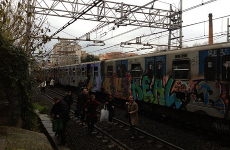 La metro di Roma è tutta un grande atto vandalico. Occorre solo ringraziare il fato che ancora non vi siano state stragi