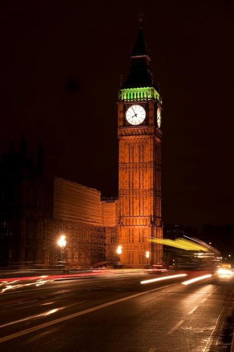 LONDRA: MALTEMPO PROLUNGATO E TRASPORTI FUORI USO