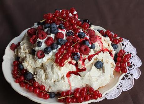 Pavlova speziata e frutti di bosco