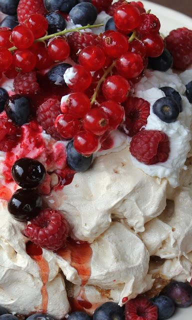 Pavlova speziata e frutti di bosco