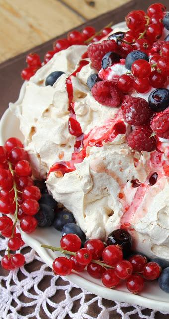 Pavlova speziata e frutti di bosco