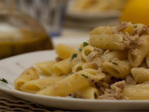 Pasta e tonno aromatizzata al limone al microonde