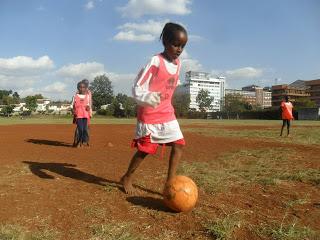 bambine giocano calcio africa kenya