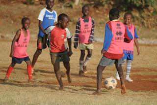 bambini giocano calcio in kenya nairobi
