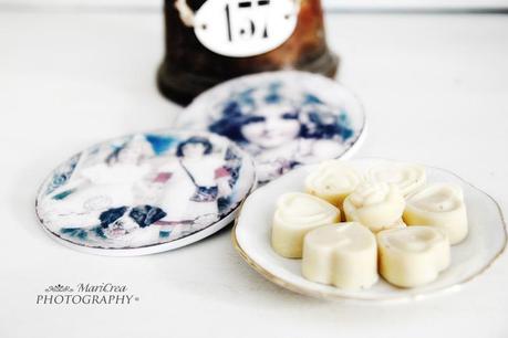 cioccolatini bianchi e sottobicchieri vittoriani