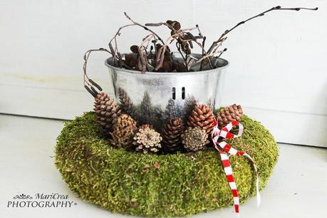 secchiello di zinco,corona di muschio,rami e pigne per Natale
