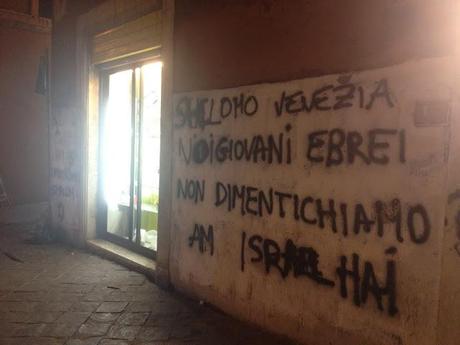 Non sappiamo come gli amici ebrei festeggiano il Natale. Sappiamo però che per salutare la morte di un importante componente della loro comunità, hanno deciso di fare così