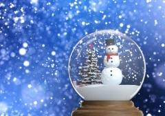 15558250-snowglobe-con-pupazzo-di-neve-e-albero-di-natale-all-39-interno-di-un-blu-spazio-nevoso-sfondo-sfoca.jpg