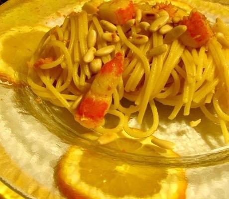 Buon natale - spaghetti all'arancia con grand marnier, pinoli e polpa