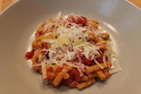 Passatelli asciutti con pomodorini e pecorino