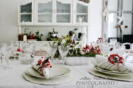 tavola natalizia con decorazioni naturali