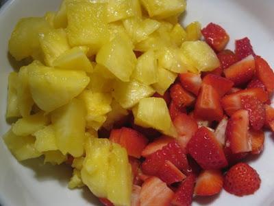 Un dessert veloce e d'effetto..ovvero Ananas e fragole con panna