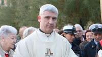 Don Corsi, il prete del volantino sul femminicidio, lascia l'abito talare. La lettera di scuse