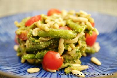 Una semplice ma gustosa ricetta per il cenone dell'ultimo dell'anno: Trofie di castagne con pesto, fagiolini pinoli e pomodorini