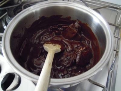 Semifreddo al cioccolato fondente su salsa di frutti di bosco