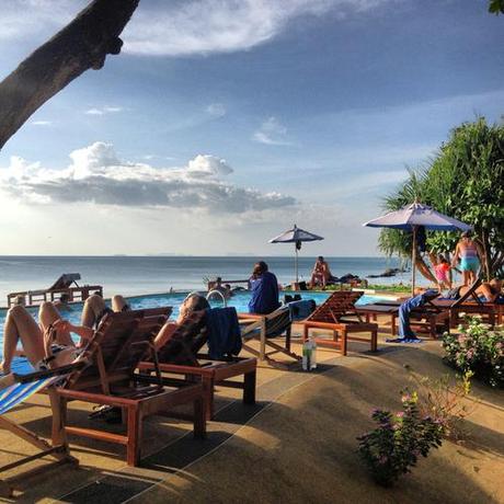 Finalmente mare: Koh Lanta!Se caldo deve essere tanto vale che sia al mare, che sia su una spiaggia tropicale che volge verso ovest, regalandoci così fantastici tramonti. Ed ecco che tutta la famiglia Bicini, ancora reduce dei banchetti natalizi, si ritrova all’Amantra Resort & Spa di Koh Lanta.Dopo un volo di soli 80 minuti da Bangkok (via Air Asia da Don Muang) fino a Krabi e da qui in minivan in meno di 2 ore fino all’albergo sulla spiaggia! Programma? Riposo, mare, snorkeling e buon cibo a base di pesce e curry. Qui siamo al sud, non lontano dalla Malesia e quindi abitudini e consuetudini diverse da altre zone della Thailandia… la dominante comunità mussulmana oltre a influenzare la cultura ha ovviamente influenzato anche la cucina. Tante le cose da fare e i luoghi da vedere ma noi, pigramente c’è la prenderemo comoda! Buone Feste a tutti!Accada quel che accada, anche il sole del giorno peggiore tramonta.
Proverbio cinese 