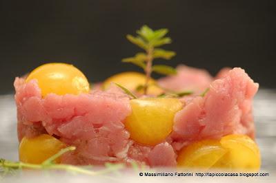 I crudi di carne: tartare di sotto filetto di vitello con pomodori datterini gialli, aceto balsamico e santoreggia