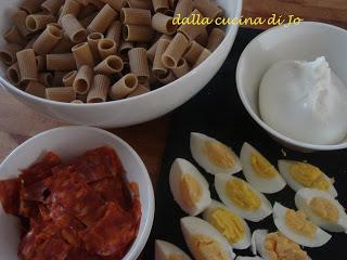 Rigatoni integrali con spianata calabra, uovo sodo e burrata