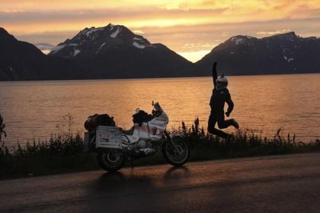 La moto, il tramonto, la strada... cos'altro?