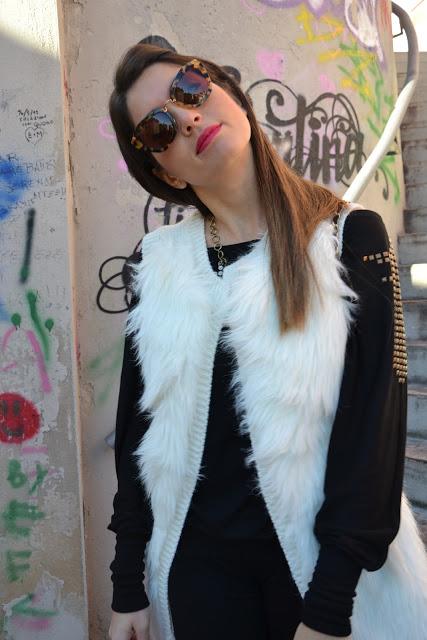 White fur and red lips