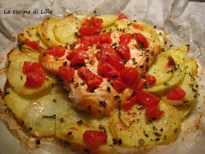 Piatti di pesce: Filetto di salmone con patate e pomodorini