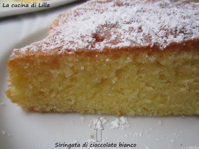 Torte: Torta soffice con siringate di cioccolato bianco