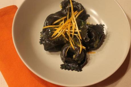 Agnolotti al nero di seppia con salmone all'arancia