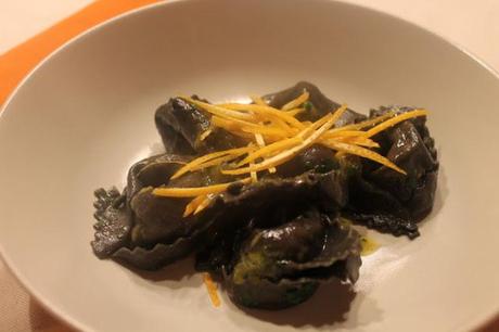 Agnolotti al nero di seppia con salmone all'arancia