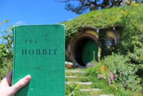 Un vecchio libro di Lo Hobbit in pellegrinaggio a Hobbiton