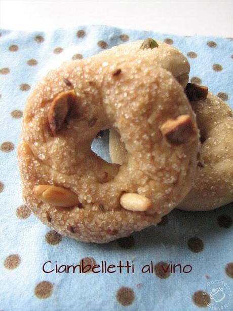 Il ciambelletto che vien dalla campagna (…. e poi parte per la città) Ciambelletti al vino con anice, pistacchi e pinoli